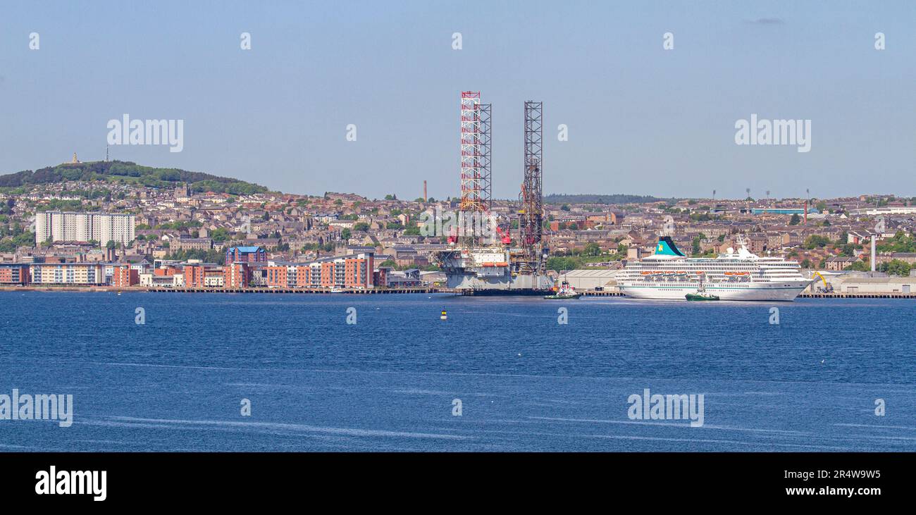 Dundee, Tayside, Scozia, Regno Unito. 30th maggio, 2023. La nave da crociera tedesca Phoenix Reisen Cruises, Artania, che arriva a Dundee intorno alle 11am:11pm oggi e partirà stasera alle 18:00. L'attuale viaggio di Artania è un viaggio di andata e ritorno di 12 giorni nel Regno Unito. L'itinerario è iniziato il 20th maggio 2023 e termina il 1st giugno 2023 arrivando a Bremerhaven, Brema, Germania. Credit: Dundee Photographics/Alamy Live News Foto Stock