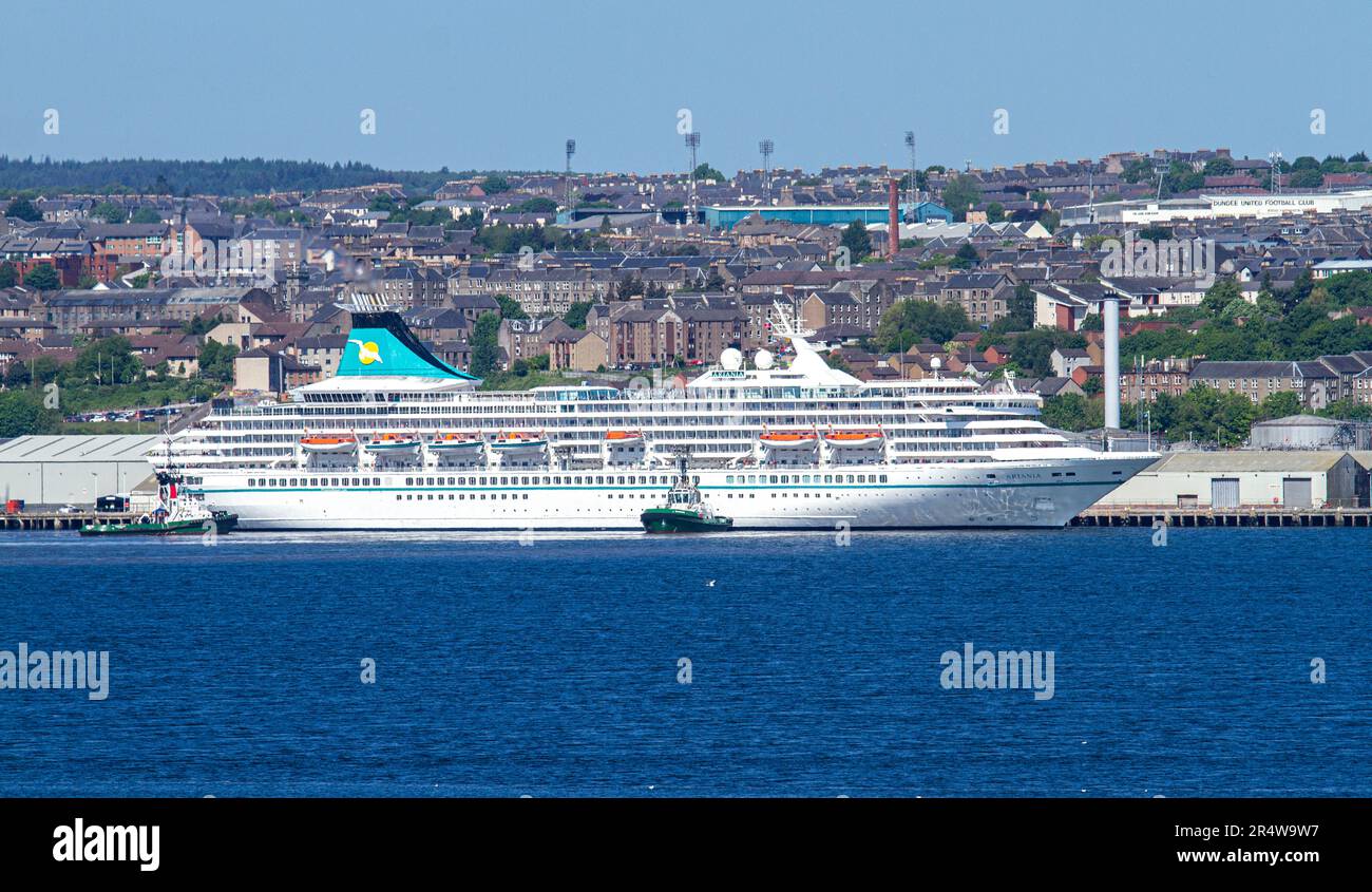 Dundee, Tayside, Scozia, Regno Unito. 30th maggio, 2023. La nave da crociera tedesca Phoenix Reisen Cruises, Artania, che arriva a Dundee intorno alle 11am:11pm oggi e partirà stasera alle 18:00. L'attuale viaggio di Artania è un viaggio di andata e ritorno di 12 giorni nel Regno Unito. L'itinerario è iniziato il 20th maggio 2023 e termina il 1st giugno 2023 arrivando a Bremerhaven, Brema, Germania. Credit: Dundee Photographics/Alamy Live News Foto Stock