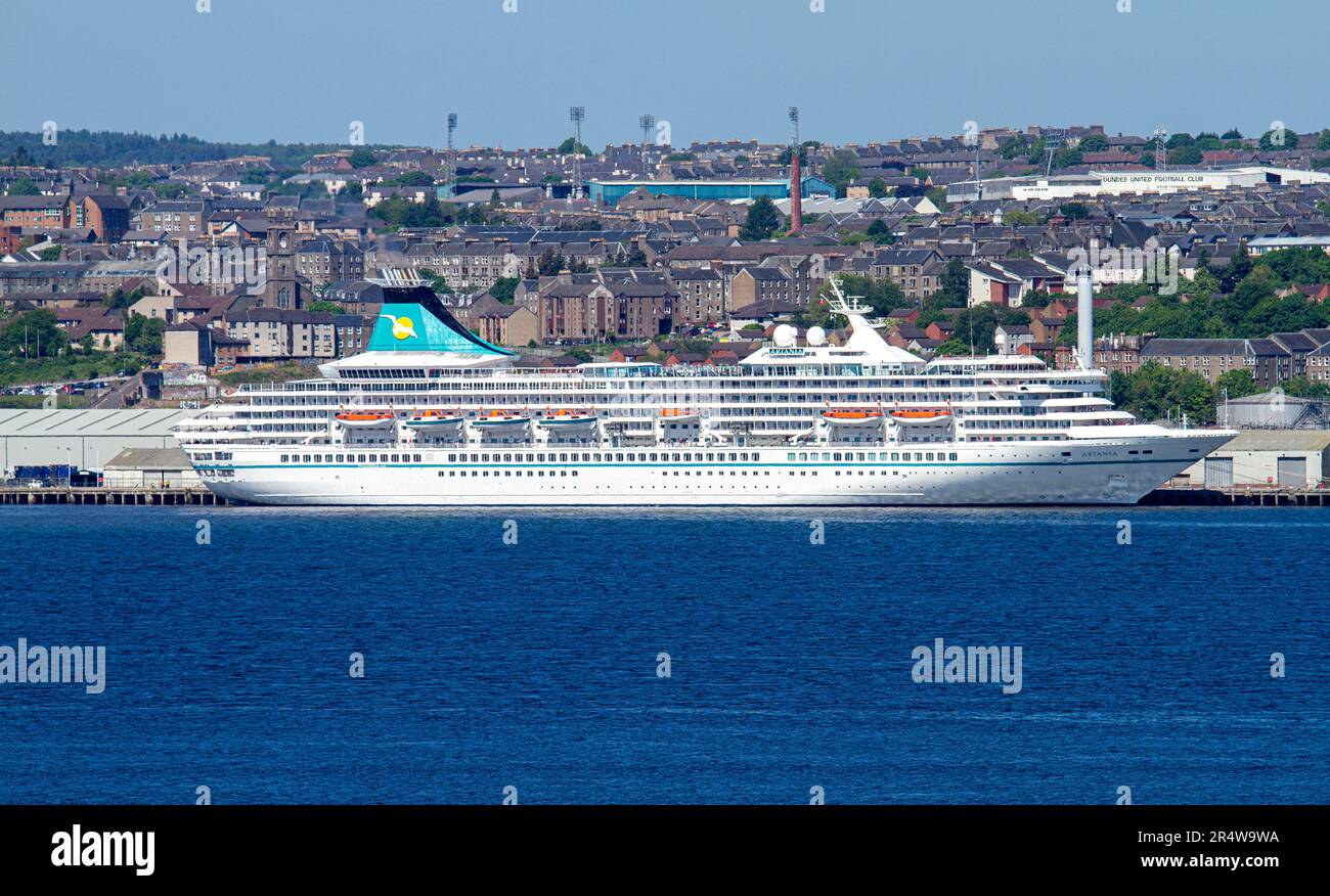 Dundee, Tayside, Scozia, Regno Unito. 30th maggio, 2023. La nave da crociera tedesca Phoenix Reisen Cruises, Artania, che arriva a Dundee intorno alle 11am:11pm oggi e partirà stasera alle 18:00. L'attuale viaggio di Artania è un viaggio di andata e ritorno di 12 giorni nel Regno Unito. L'itinerario è iniziato il 20th maggio 2023 e termina il 1st giugno 2023 arrivando a Bremerhaven, Brema, Germania. Credit: Dundee Photographics/Alamy Live News Foto Stock