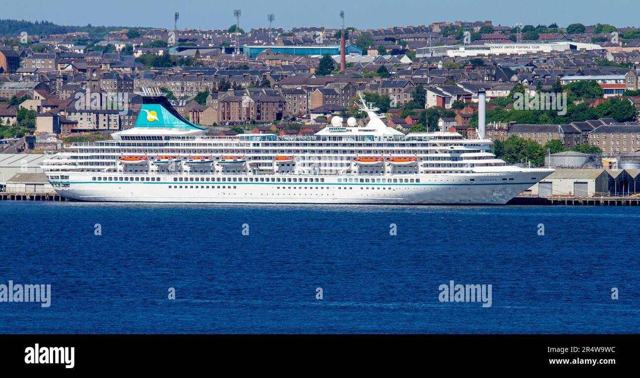 Dundee, Tayside, Scozia, Regno Unito. 30th maggio, 2023. La nave da crociera tedesca Phoenix Reisen Cruises, Artania, che arriva a Dundee intorno alle 11am:11pm oggi e partirà stasera alle 18:00. L'attuale viaggio di Artania è un viaggio di andata e ritorno di 12 giorni nel Regno Unito. L'itinerario è iniziato il 20th maggio 2023 e termina il 1st giugno 2023 arrivando a Bremerhaven, Brema, Germania. Credit: Dundee Photographics/Alamy Live News Foto Stock