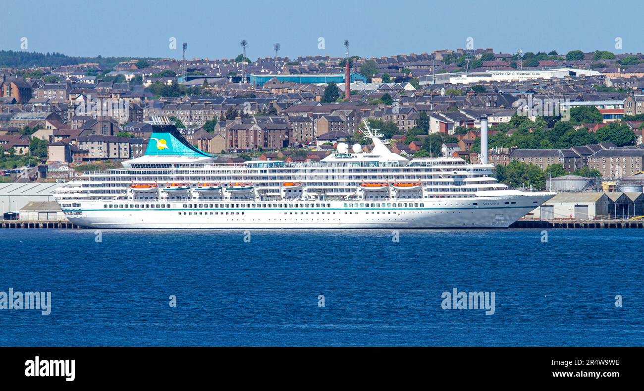 Dundee, Tayside, Scozia, Regno Unito. 30th maggio, 2023. La nave da crociera tedesca Phoenix Reisen Cruises, Artania, che arriva a Dundee intorno alle 11am:11pm oggi e partirà stasera alle 18:00. L'attuale viaggio di Artania è un viaggio di andata e ritorno di 12 giorni nel Regno Unito. L'itinerario è iniziato il 20th maggio 2023 e termina il 1st giugno 2023 arrivando a Bremerhaven, Brema, Germania. Credit: Dundee Photographics/Alamy Live News Foto Stock