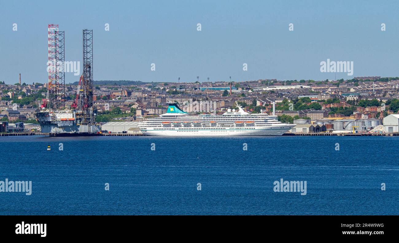 Dundee, Tayside, Scozia, Regno Unito. 30th maggio, 2023. La nave da crociera tedesca Phoenix Reisen Cruises, Artania, che arriva a Dundee intorno alle 11am:11pm oggi e partirà stasera alle 18:00. L'attuale viaggio di Artania è un viaggio di andata e ritorno di 12 giorni nel Regno Unito. L'itinerario è iniziato il 20th maggio 2023 e termina il 1st giugno 2023 arrivando a Bremerhaven, Brema, Germania. Credit: Dundee Photographics/Alamy Live News Foto Stock