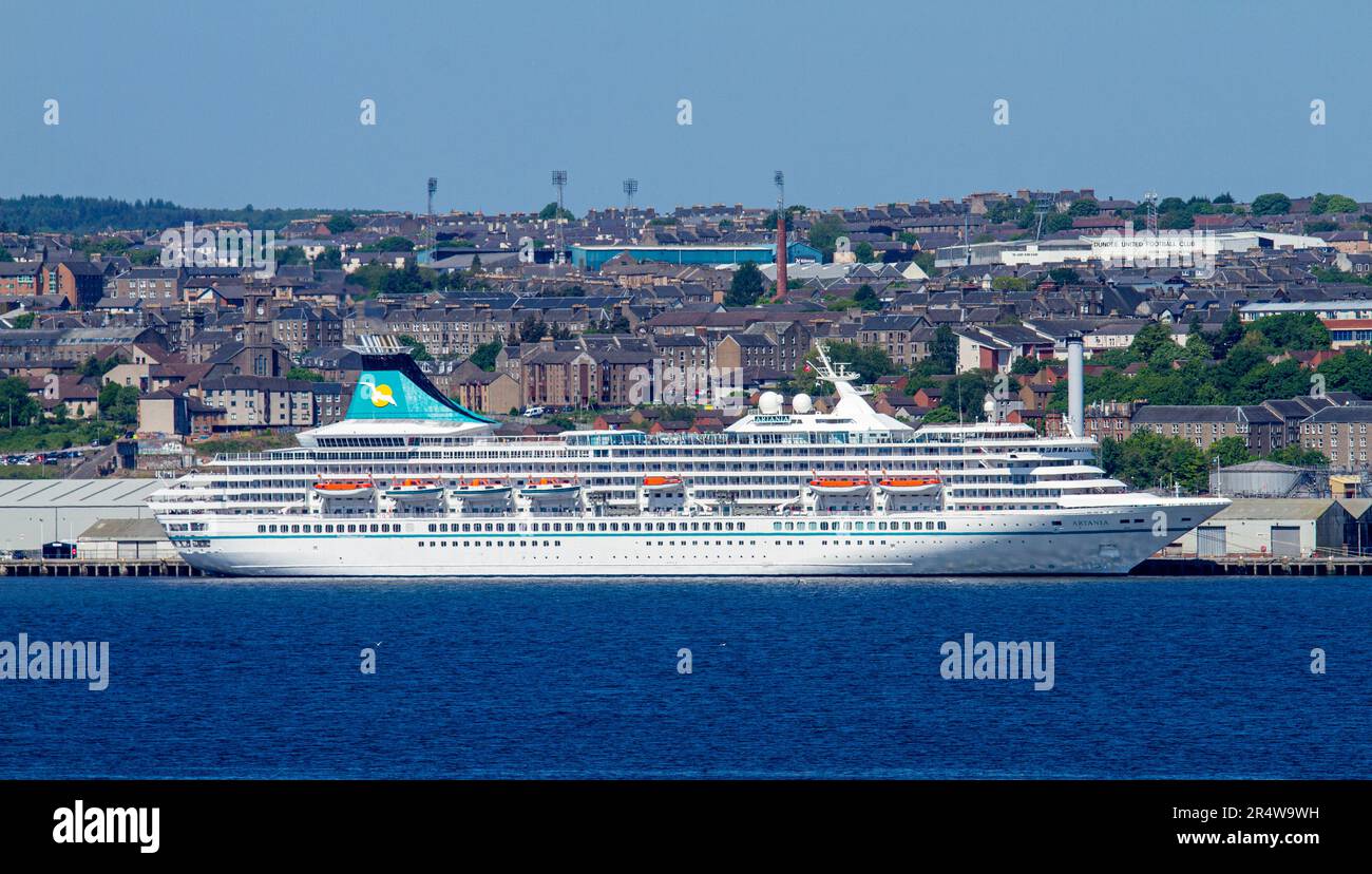 Dundee, Tayside, Scozia, Regno Unito. 30th maggio, 2023. La nave da crociera tedesca Phoenix Reisen Cruises, Artania, che arriva a Dundee intorno alle 11am:11pm oggi e partirà stasera alle 18:00. L'attuale viaggio di Artania è un viaggio di andata e ritorno di 12 giorni nel Regno Unito. L'itinerario è iniziato il 20th maggio 2023 e termina il 1st giugno 2023 arrivando a Bremerhaven, Brema, Germania. Credit: Dundee Photographics/Alamy Live News Foto Stock
