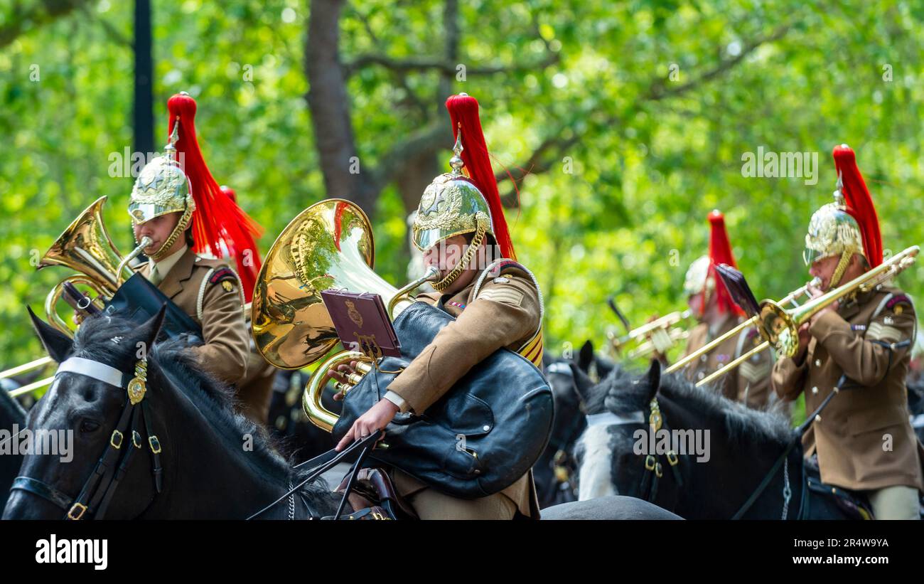Londra, Regno Unito. 30 maggio 2023. I membri della Household Division, fuori dall'uniforme cerimoniale, passano il Mall verso la Horse Guards Parade durante una prova per Trooping the Colour. Il compleanno del Sovrano è ufficialmente celebrato dalla cerimonia di Trooping the Colour (Parata di compleanno del Re) e sarà il primo per il Re Carlo. Il 17 giugno si terrà una mostra di trageantry militare con reggimenti della Divisione Household che marciano lungo il Mall fino alla Horse Guards Parade, dove il Re parteciperà e saluterà. Credit: Stephen Chung / Alamy Live News Foto Stock