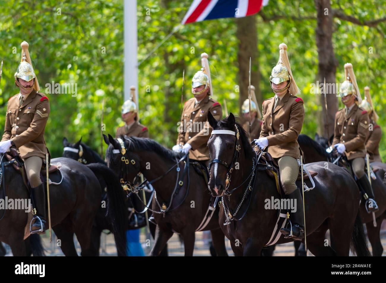Londra, Regno Unito. 30 maggio 2023. I membri della Household Division, fuori dall'uniforme cerimoniale, passano il Mall verso la Horse Guards Parade durante una prova per Trooping the Colour. Il compleanno del Sovrano è ufficialmente celebrato dalla cerimonia di Trooping the Colour (Parata di compleanno del Re) e sarà il primo per il Re Carlo. Il 17 giugno si terrà una mostra di trageantry militare con reggimenti della Divisione Household che marciano lungo il Mall fino alla Horse Guards Parade, dove il Re parteciperà e saluterà. Credit: Stephen Chung / Alamy Live News Foto Stock