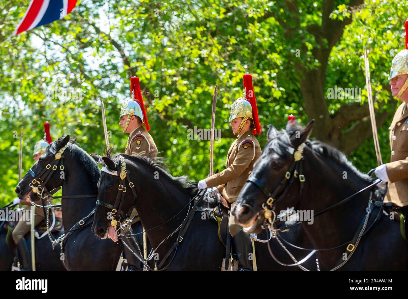 Londra, Regno Unito. 30 maggio 2023. I membri della Household Division, fuori dall'uniforme cerimoniale, passano il Mall verso la Horse Guards Parade durante una prova per Trooping the Colour. Il compleanno del Sovrano è ufficialmente celebrato dalla cerimonia di Trooping the Colour (Parata di compleanno del Re) e sarà il primo per il Re Carlo. Il 17 giugno si terrà una mostra di trageantry militare con reggimenti della Divisione Household che marciano lungo il Mall fino alla Horse Guards Parade, dove il Re parteciperà e saluterà. Credit: Stephen Chung / Alamy Live News Foto Stock