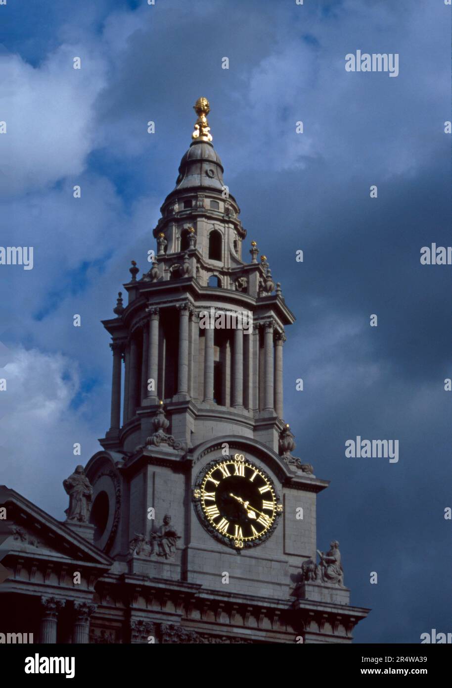 Vista degli anni '90 sulla Torre Sud Ovest della Cattedrale di St Paul, Londra Foto Stock