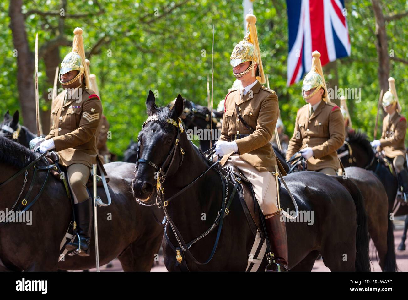 Londra, Regno Unito. 30 maggio 2023. I membri della Household Division, fuori dall'uniforme cerimoniale, passano il Mall verso la Horse Guards Parade durante una prova per Trooping the Colour. Il compleanno del Sovrano è ufficialmente celebrato dalla cerimonia di Trooping the Colour (Parata di compleanno del Re) e sarà il primo per il Re Carlo. Il 17 giugno si terrà una mostra di trageantry militare con reggimenti della Divisione Household che marciano lungo il Mall fino alla Horse Guards Parade, dove il Re parteciperà e saluterà. Credit: Stephen Chung / Alamy Live News Foto Stock