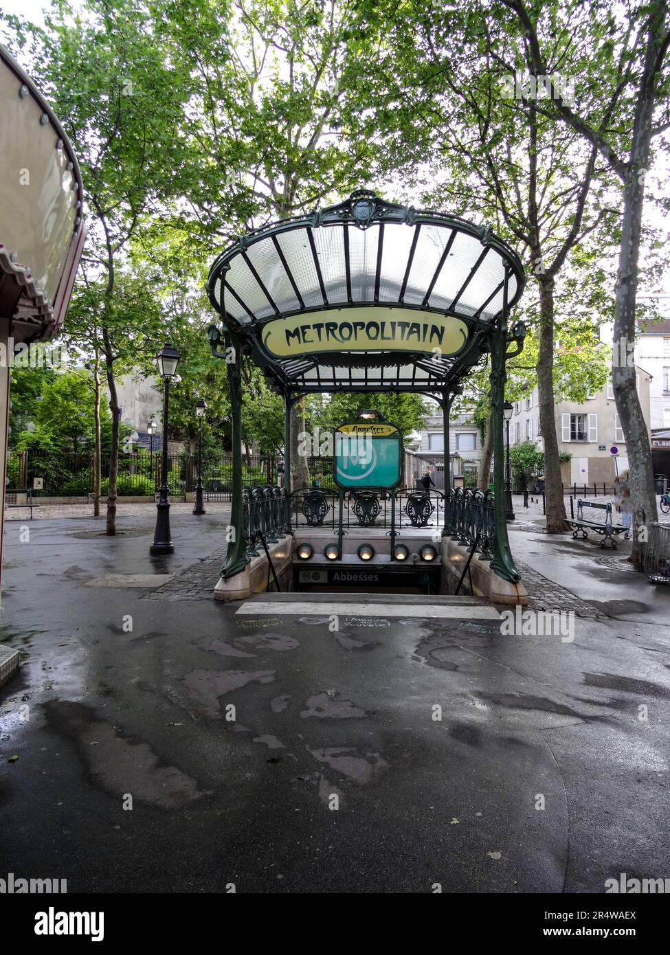 La bellissima Abbesses (metropolitana di Parigi), stazione dei trasporti pubblici, Francia. Gente del posto, turisti e turisti Foto Stock
