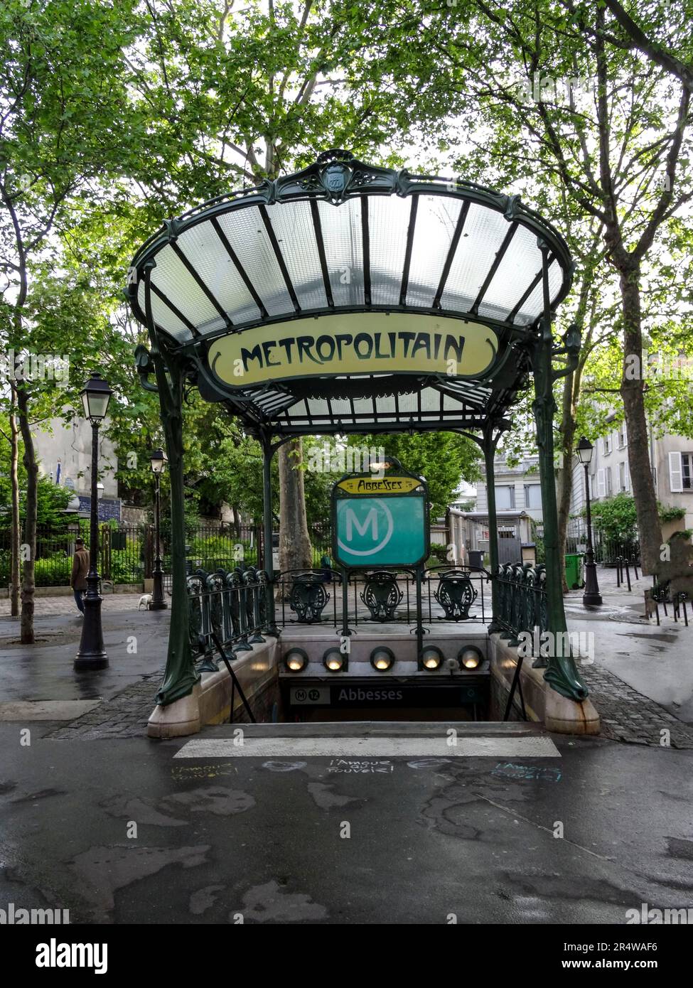 La bellissima Abbesses (metropolitana di Parigi), stazione dei trasporti pubblici, Francia. Gente del posto, turisti e turisti Foto Stock