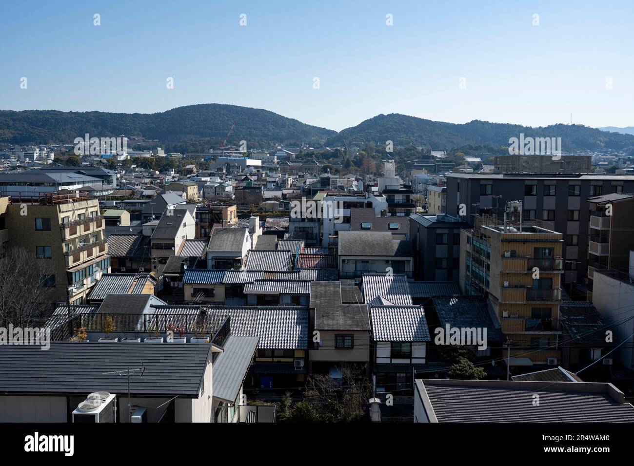 7 marzo 2023, Kyoto, Giappone: Lo skyline della città con appartamenti residenziali e sviluppi immobiliari commerciali...Kyoto (äº¬éƒ½) è una città storica importante del Giappone, ricca di patrimonio culturale e fascino tradizionale. Conosciuta per i suoi templi iconici, i pittoreschi giardini e i monumenti storici come Kinkaku-ji e Fushimi Inari Taisha, Kyoto offre uno scorcio del passato giapponese. I suoi festival vibranti, la cucina squisita e l'atmosfera serena affascinano i visitatori da tutto il mondo. È un vivace centro per l'industria turistica giapponese e ospita molte aziende come Nintendo. Il Giappone ha un po in declino Foto Stock