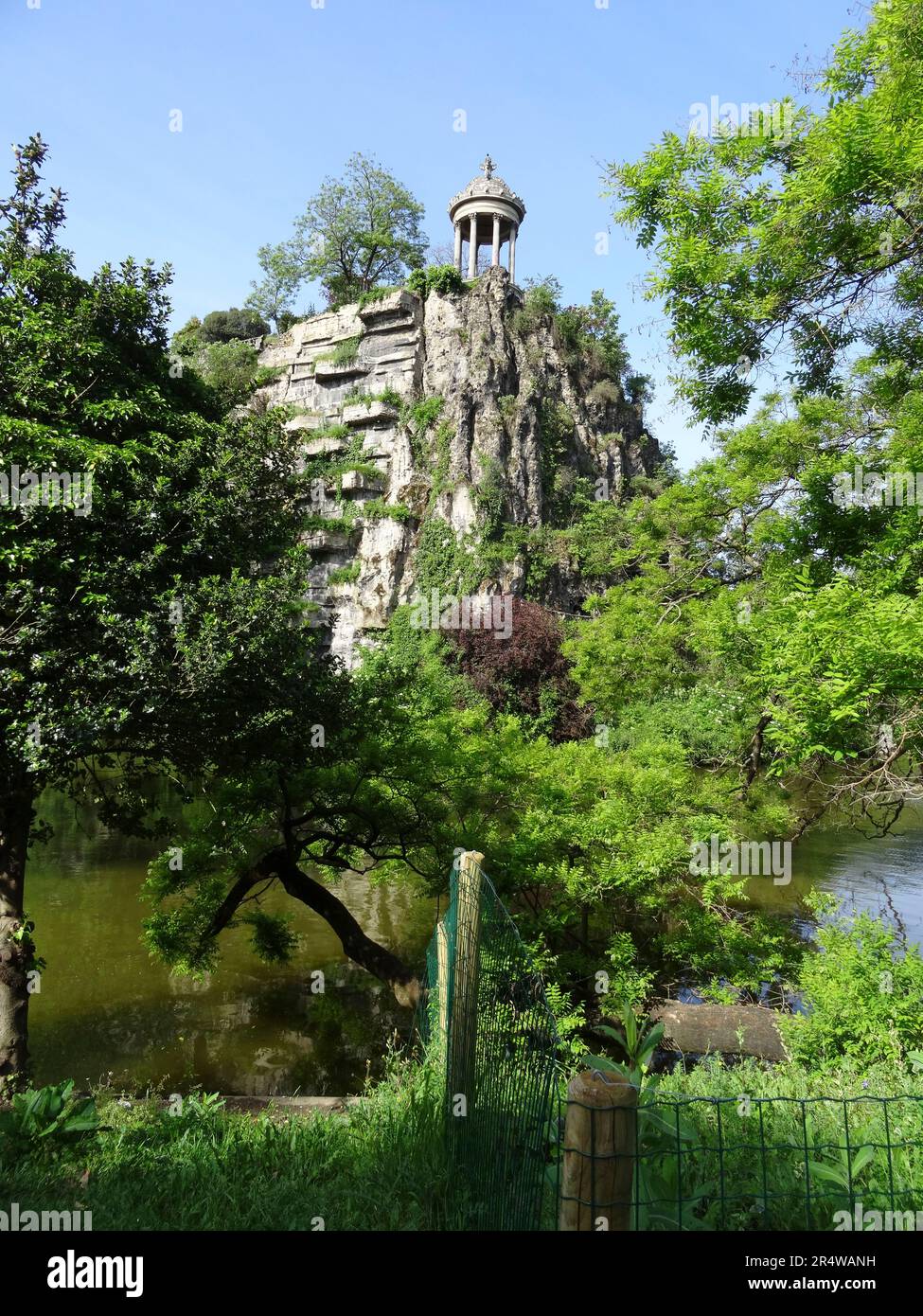 Il Temple de la Sybille in cima a una scogliera artificiale nel Parc des Buttes Chaumont, in una soleggiata giornata estiva a Parigi, Francia Foto Stock