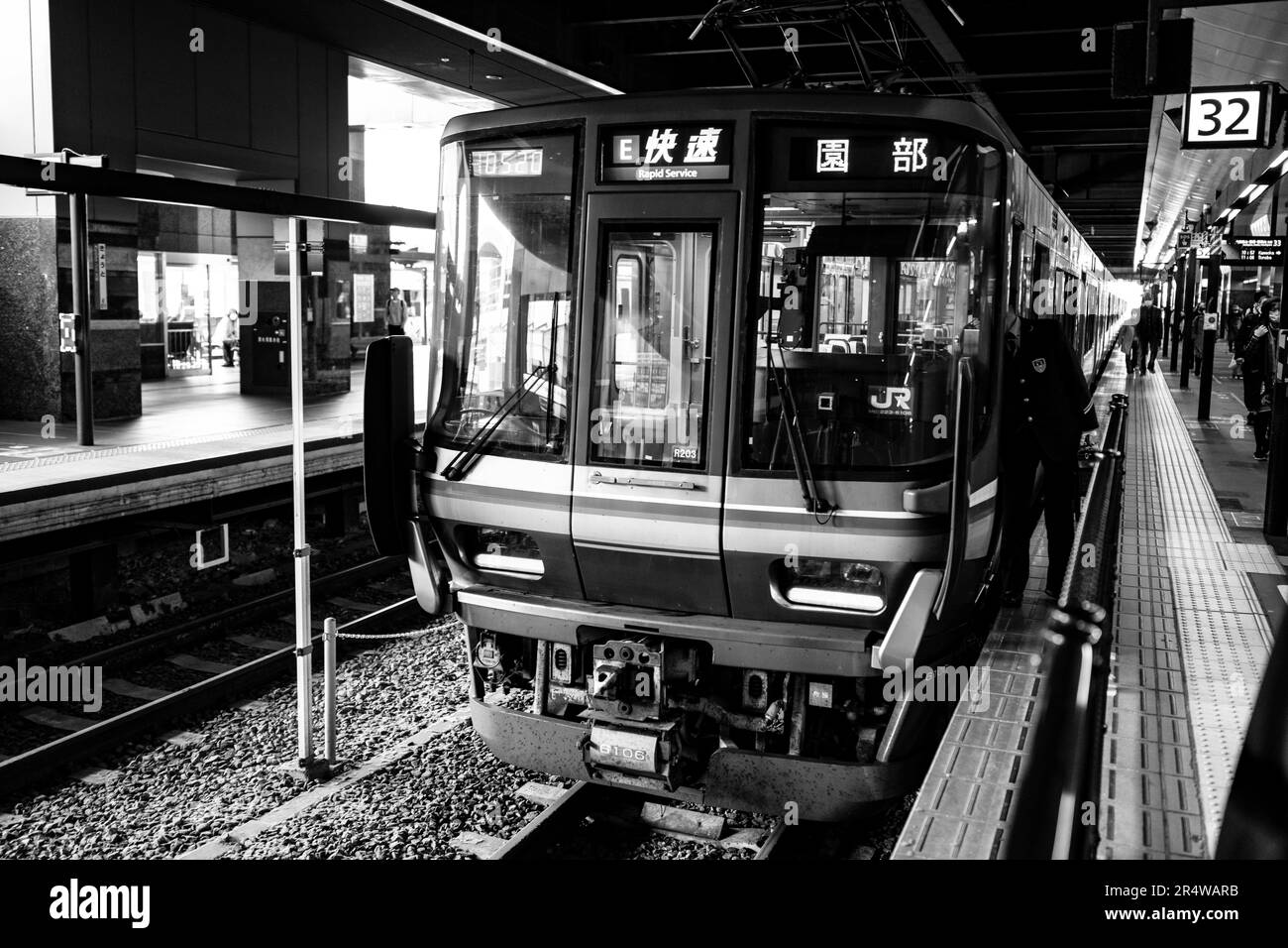 Kyoto, Giappone. 7th Mar, 2023. La linea JR West San-in (å±±é æœ¬·š äº¬éƒ½é, San'in-honsen), stazione della metropolitana di Kyoto (§…) È gestito dalla West Japan Railway Company (JR West) e funge da hub principale per i viaggi in treno a Kansai. La stazione è ben collegata e offre una vasta gamma di servizi ferroviari, tra cui la ferrovia ad alta velocità Shinkansen bullet train, treni locali ed espressi, nonché la linea JR Sagano e la linea Kintetsu Kyoto. Offre un comodo accesso a varie destinazioni all'interno della prefettura di Kyoto e oltre. L'edificio è stato progettato dall'architetto Hiroshi Hara.Kyoto (äº¬ Foto Stock