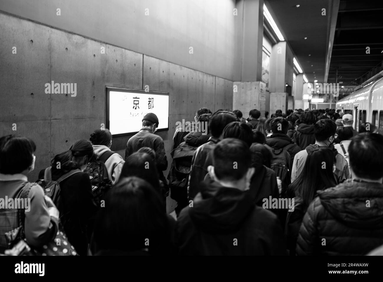 7 marzo 2023, Kyoto, Giappone: Uomini d'affari, pendolari, Turisti e visitatori passano attraverso la stazione di Kyoto, lasciando la piattaforma locale JR West...la stazione di Kyoto (äº¬éƒ½é§…) È gestito dalla West Japan Railway Company (JR West) e funge da hub principale per i viaggi in treno a Kansai. La stazione è ben collegata e offre una vasta gamma di servizi ferroviari, tra cui la ferrovia ad alta velocità Shinkansen bullet train, treni locali ed espressi, nonché la linea JR Sagano e la linea Kintetsu Kyoto. Offre un comodo accesso a varie destinazioni all'interno della prefettura di Kyoto e oltre. L'edificio è stato costruito Foto Stock