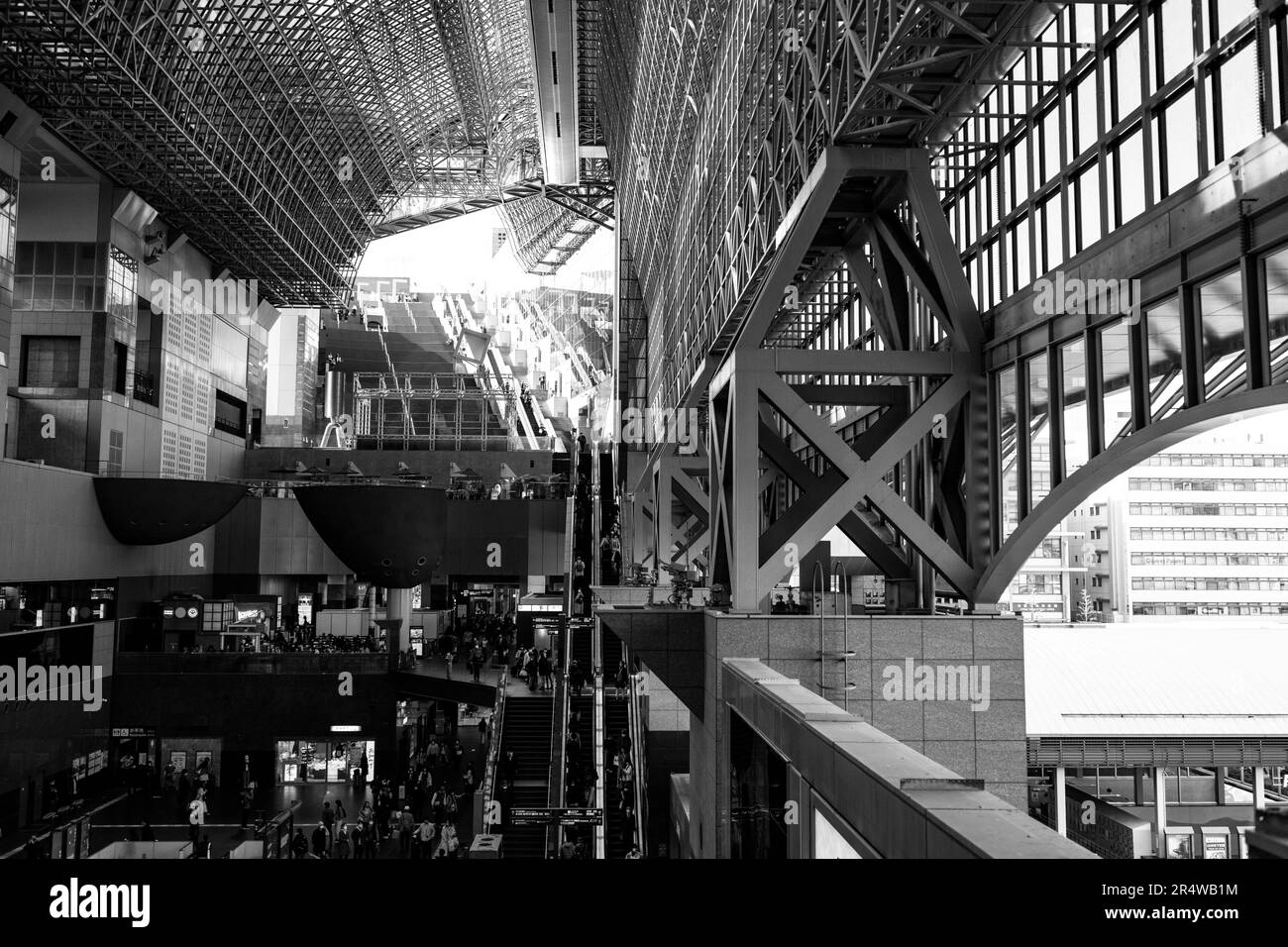 Kyoto, Giappone. 7th Mar, 2023. Uomini d'affari, pendolari, turisti e visitatori passano attraverso la stazione di Kyoto. Stazione di Kyoto (äº¬éƒ½é§…) È gestito dalla West Japan Railway Company (JR West) e funge da hub principale per i viaggi in treno a Kansai. La stazione è ben collegata e offre una vasta gamma di servizi ferroviari, tra cui la ferrovia ad alta velocità Shinkansen bullet train, treni locali ed espressi, nonché la linea JR Sagano e la linea Kintetsu Kyoto. Offre un comodo accesso a varie destinazioni all'interno della prefettura di Kyoto e oltre. L'edificio è stato progettato dall'architetto Hiroshi Hara.Kyoto Foto Stock