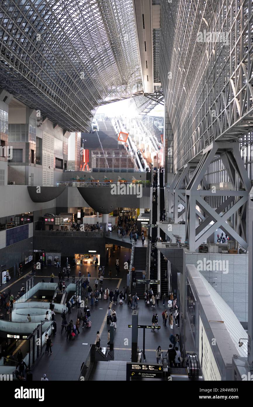 Kyoto, Giappone. 7th Mar, 2023. Uomini d'affari, pendolari, turisti e visitatori passano attraverso la stazione di Kyoto. Stazione di Kyoto (äº¬éƒ½é§…) È gestito dalla West Japan Railway Company (JR West) e funge da hub principale per i viaggi in treno a Kansai. La stazione è ben collegata e offre una vasta gamma di servizi ferroviari, tra cui la ferrovia ad alta velocità Shinkansen bullet train, treni locali ed espressi, nonché la linea JR Sagano e la linea Kintetsu Kyoto. Offre un comodo accesso a varie destinazioni all'interno della prefettura di Kyoto e oltre. L'edificio è stato progettato dall'architetto Hiroshi Hara.Kyoto Foto Stock