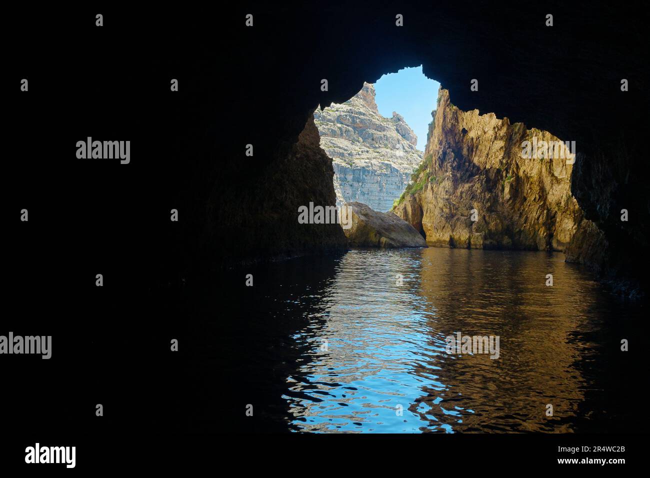 Vista dall'interno di una grotta marina, la Grotta Azzurra, un punto di riferimento locale sull'isola di Malta. Turismo, viaggi, vacanze e meraviglie naturali concetti Foto Stock