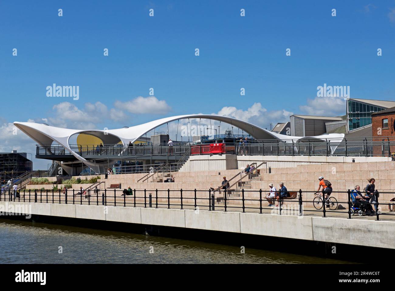Il nuovo ponte pedonale eretto sulla A63, per collegare il porto e il centro città, Hull, East Yorkshire, Humberside, Inghilterra UK Foto Stock