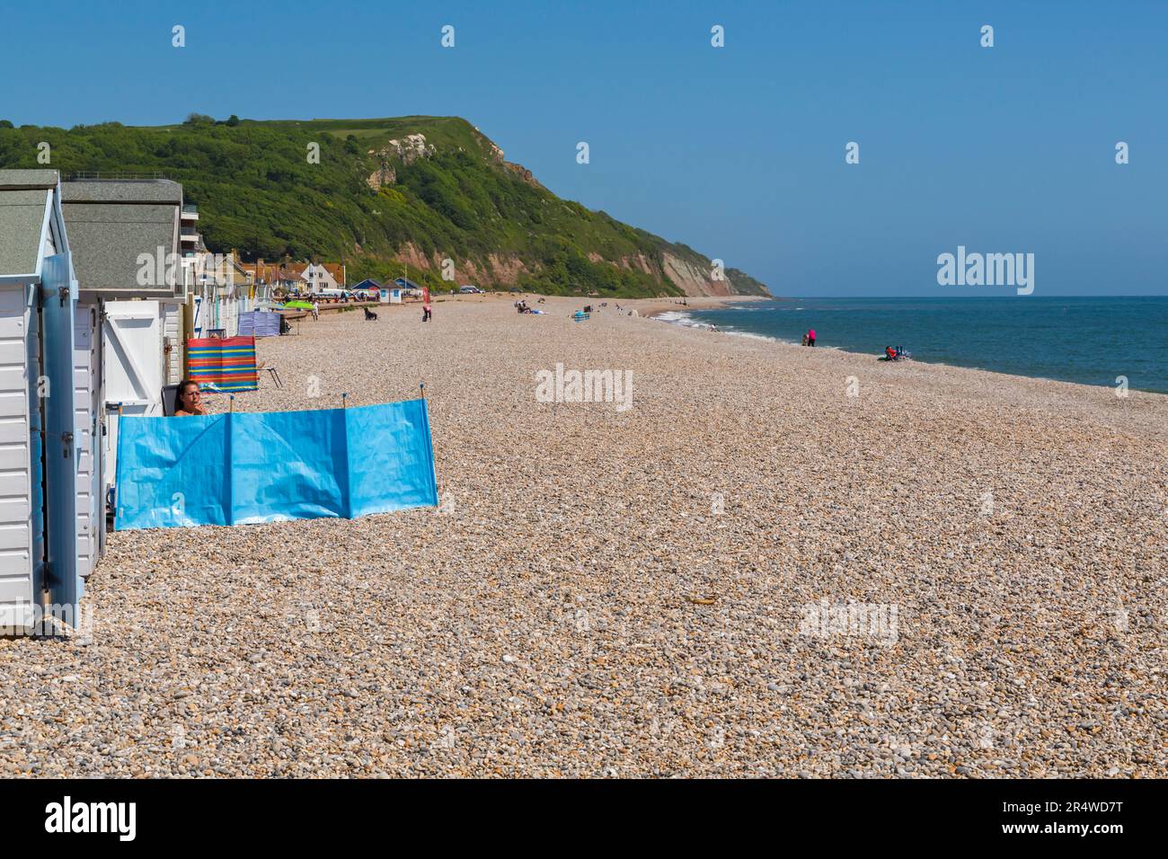 Capanne sulla spiaggia di Seaton a Seaton, Devon, Regno Unito nel mese di maggio Foto Stock