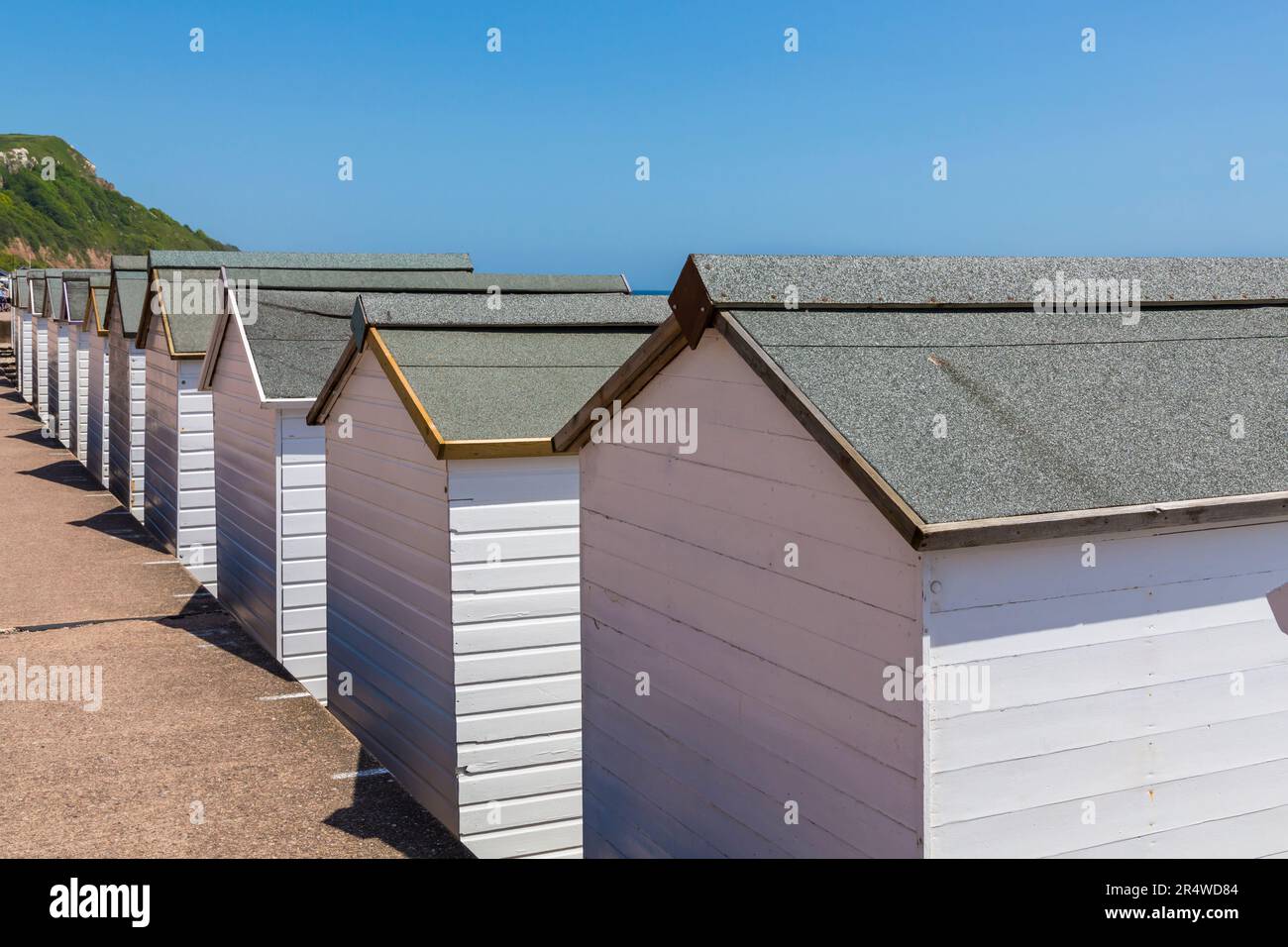 Capanne sulla spiaggia di Seaton a Seaton, Devon, Regno Unito nel mese di maggio Foto Stock