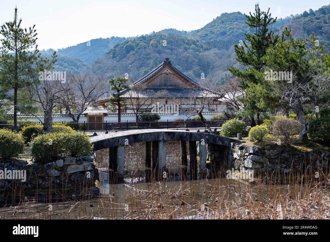 7 marzo 2023, Kyoto, Giappone: Tempio di Tenryu-ji å¤ © é¾å¯, un tempio buddista. Kyoto (äº¬éƒ½) è una città storica importante del Giappone, ricca di patrimonio culturale e fascino tradizionale. Conosciuta per i suoi templi iconici, i pittoreschi giardini e i monumenti storici come Kinkaku-ji e Fushimi Inari Taisha, Kyoto offre uno scorcio del passato giapponese. I suoi festival vibranti, la cucina squisita e l'atmosfera serena affascinano i visitatori da tutto il mondo. È un vivace centro per l'industria turistica giapponese e ospita molte aziende come Nintendo. Il Giappone ha una popolazione in calo e una popolazione che invecchia a causa di Foto Stock