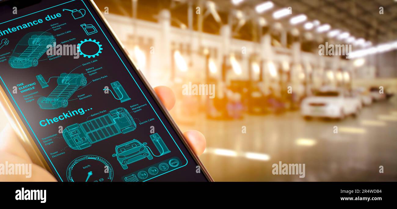 Manutenzione del veicolo elettrico EV dovuta applicazione sullo schermo dello smartphone in mano con centro di manutenzione dell'auto sfondo sfocato, auto mantenere la co-assistenza Foto Stock