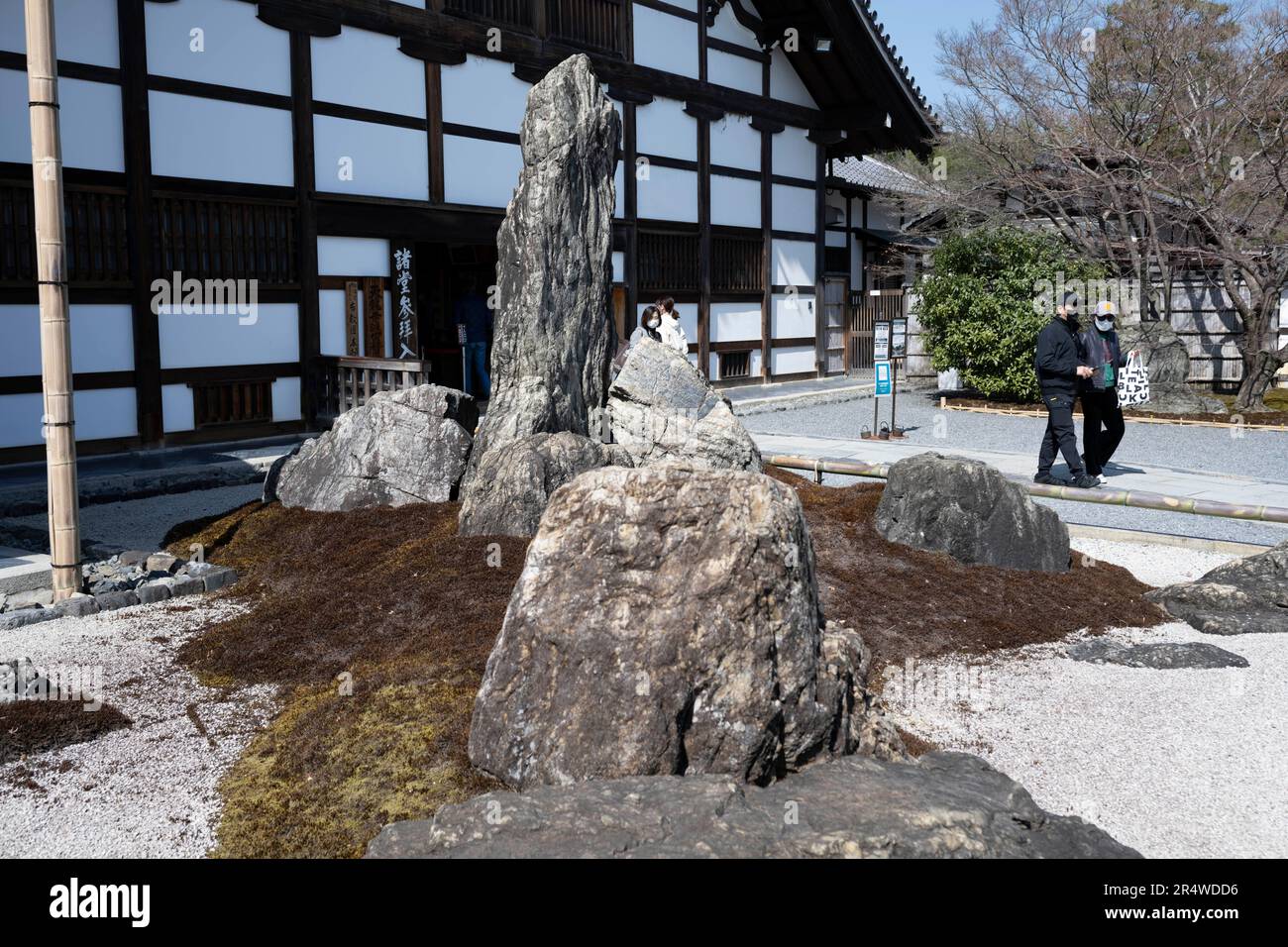 7 marzo 2023, Kyoto, Giappone: Tempio di Tenryu-ji å¤ © é¾å¯, un tempio buddista. Kyoto (äº¬éƒ½) è una città storica importante del Giappone, ricca di patrimonio culturale e fascino tradizionale. Conosciuta per i suoi templi iconici, i pittoreschi giardini e i monumenti storici come Kinkaku-ji e Fushimi Inari Taisha, Kyoto offre uno scorcio del passato giapponese. I suoi festival vibranti, la cucina squisita e l'atmosfera serena affascinano i visitatori da tutto il mondo. È un vivace centro per l'industria turistica giapponese e ospita molte aziende come Nintendo. Il Giappone ha una popolazione in calo e una popolazione che invecchia a causa di Foto Stock