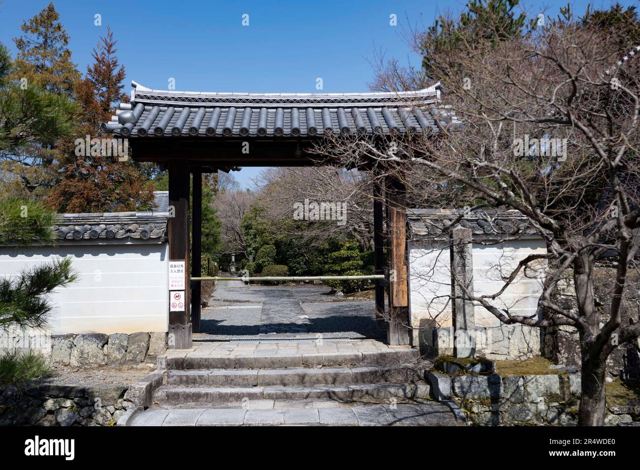 7 marzo 2023, Kyoto, Giappone: Tempio di Tenryu-ji å¤ © é¾å¯, un tempio buddista. Kyoto (äº¬éƒ½) è una città storica importante del Giappone, ricca di patrimonio culturale e fascino tradizionale. Conosciuta per i suoi templi iconici, i pittoreschi giardini e i monumenti storici come Kinkaku-ji e Fushimi Inari Taisha, Kyoto offre uno scorcio del passato giapponese. I suoi festival vibranti, la cucina squisita e l'atmosfera serena affascinano i visitatori da tutto il mondo. È un vivace centro per l'industria turistica giapponese e ospita molte aziende come Nintendo. Il Giappone ha una popolazione in calo e una popolazione che invecchia a causa di Foto Stock