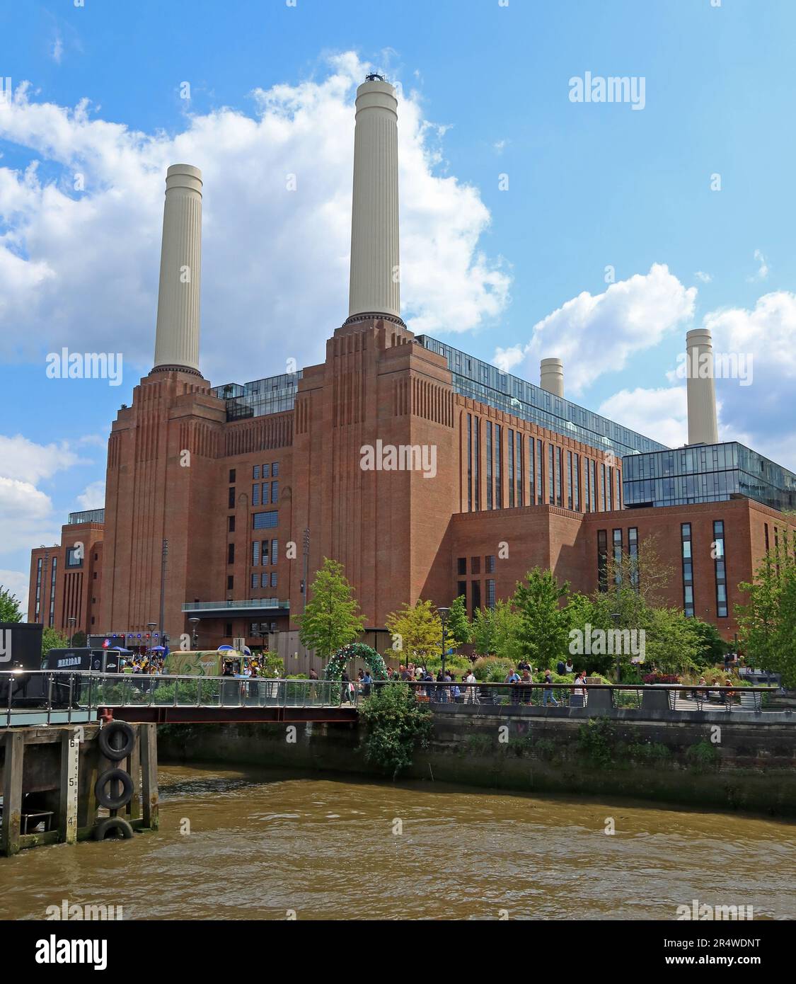 All'esterno della centrale elettrica di Battersea, Nine Elms, Wandsworth, Londra, Inghilterra, REGNO UNITO, SW11 8BJ Foto Stock