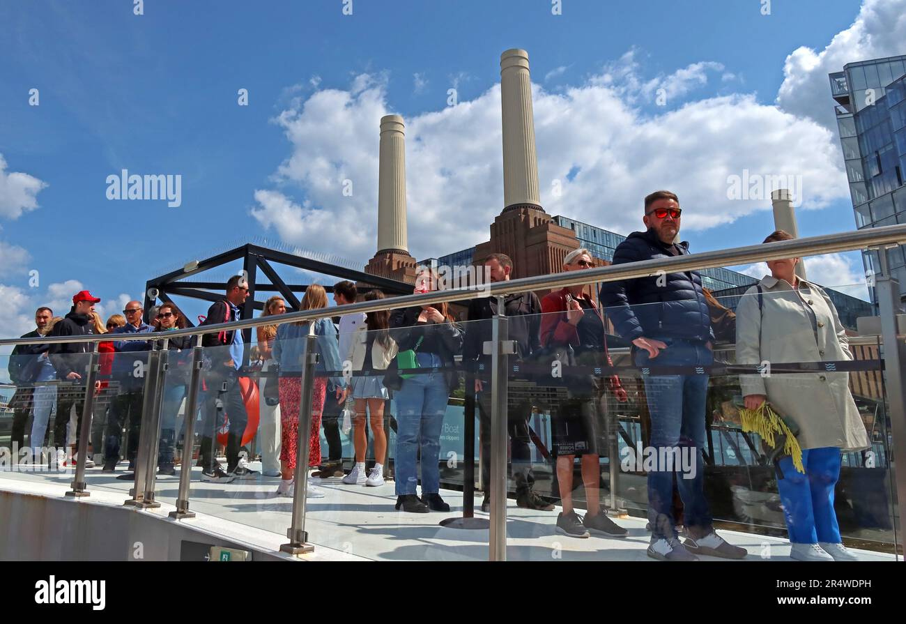La centrale elettrica di Battersea, il molo del Thames Clipper, Nine Elms, Wandsworth, Londra, Inghilterra, REGNO UNITO, SW8 5BN Foto Stock