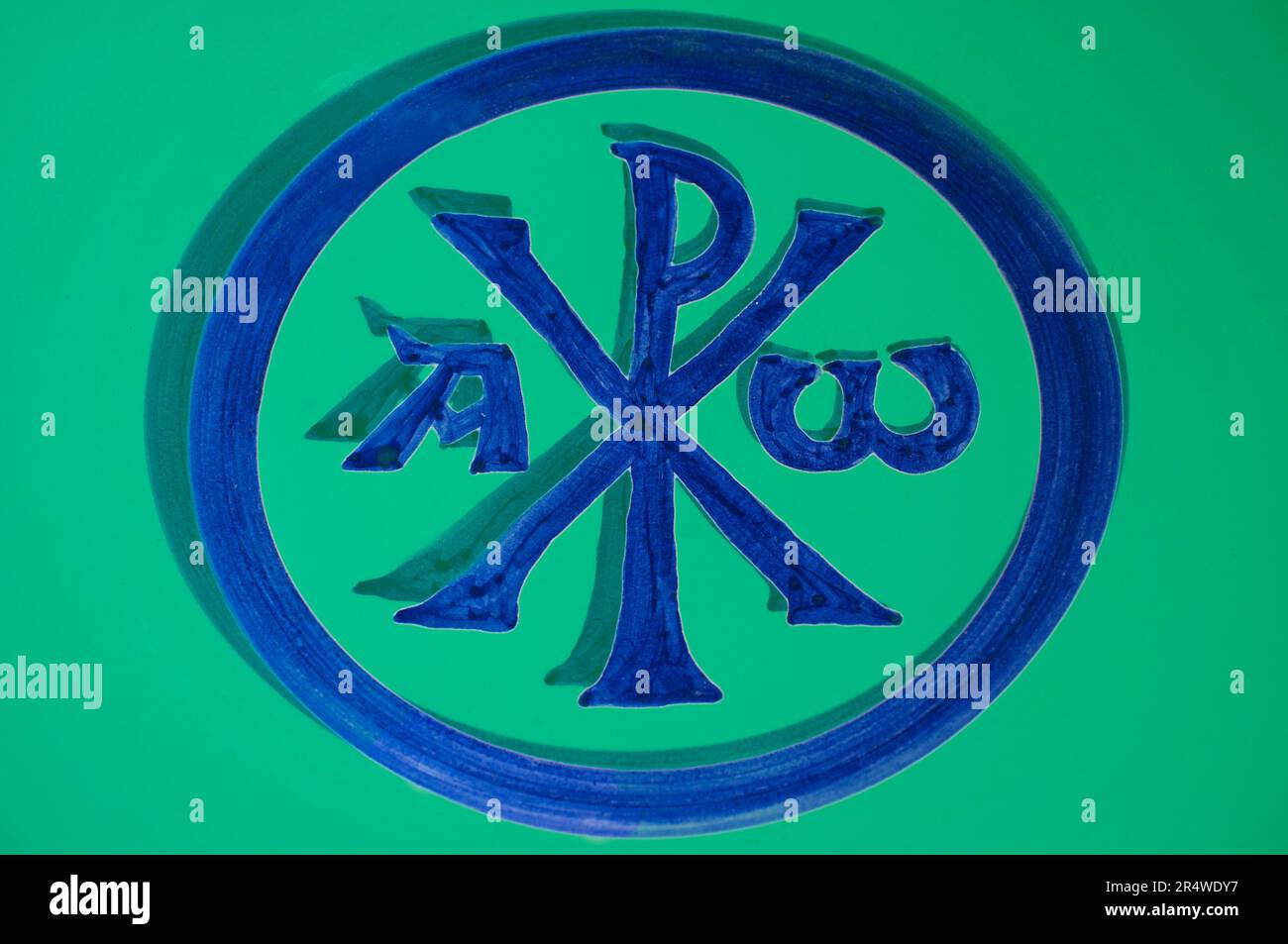 Simbolo di Chi Rho dipinto di blu su superficie in ceramica. Una delle prime forme di cristogramma Foto Stock