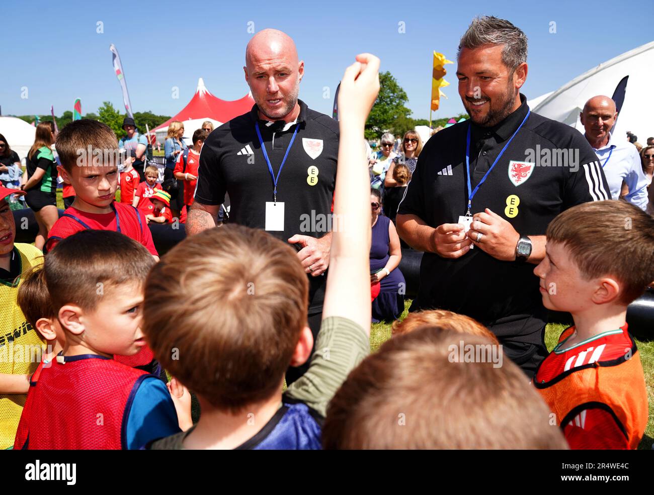 Il manager del Galles Rob Page parla ai bambini in seguito all'annuncio della squadra del Galles all'Urdd National Eisteddfod di Llandovery, Galles. Data immagine: Martedì 30 maggio 2023. Foto Stock