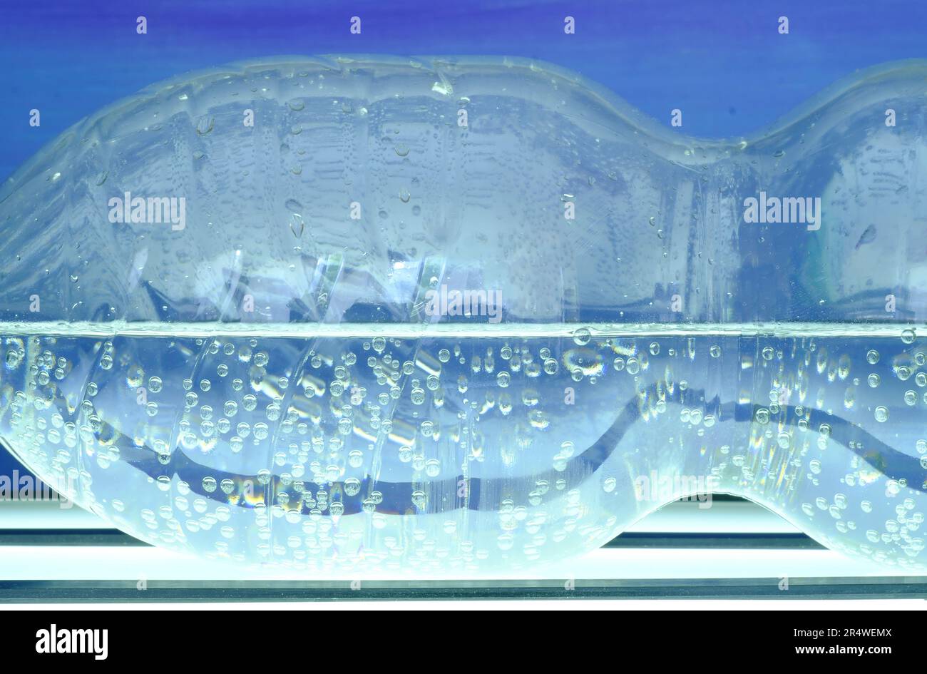 bottiglia d'acqua, mancanza d'acqua, mancanza di acqua pulita concetto, primo piano scatto con grande spazio di copia Foto Stock