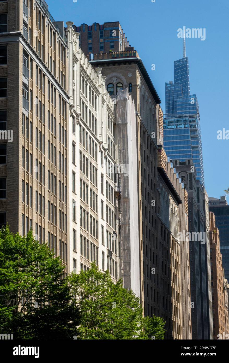 Guardando verso nord su Park Avenue South con un Vanderbilt visto sullo sfondo, 2023, New York City, USA Foto Stock