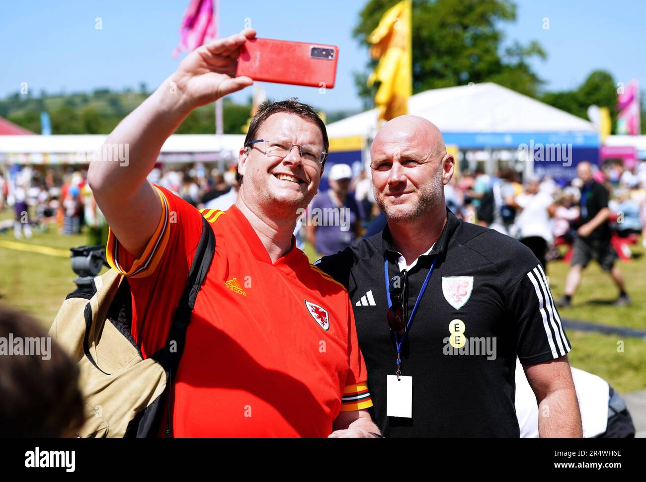 Il manager del Galles Rob Page si propone per una foto con un fan in seguito all'annuncio della squadra del Galles all'Urdd National Eisteddfod di Llandovery, Galles. Data immagine: Martedì 30 maggio 2023. Foto Stock