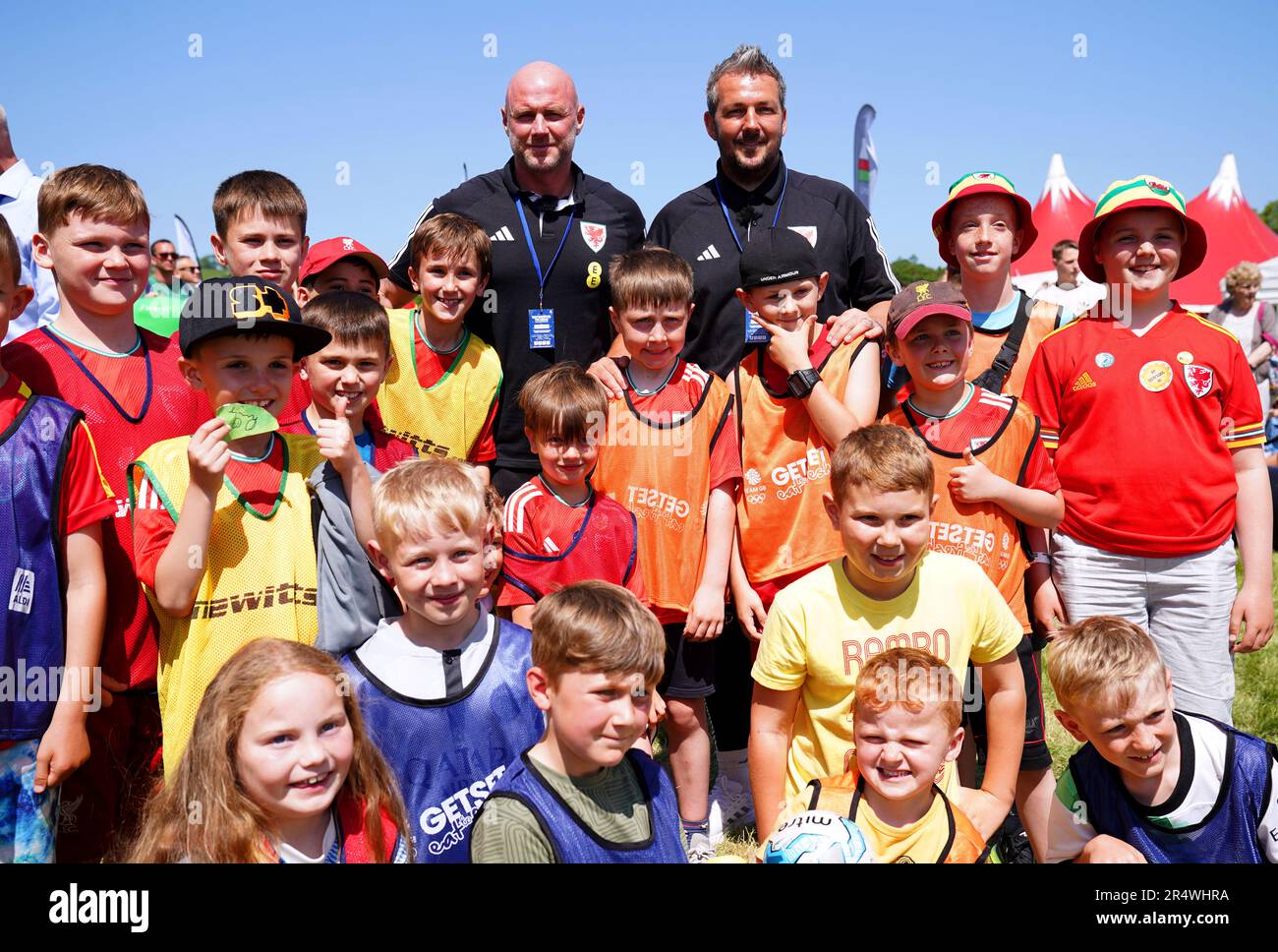 Il manager del Galles Rob Page e il manager del U21 Matty Jones posano per una foto con i bambini in seguito all'annuncio della squadra del Galles all'Urdd National Eisteddfod di Llandovery, Galles. Data immagine: Martedì 30 maggio 2023. Foto Stock