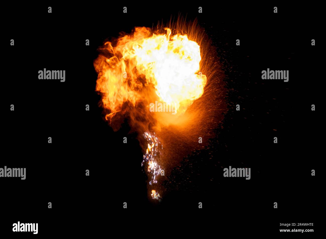 pila di fiamme su sfondo nero Foto Stock