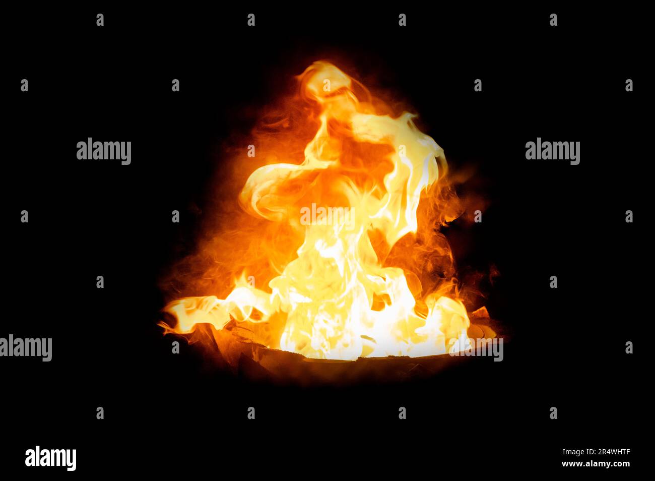 pila di fiamme su sfondo nero Foto Stock