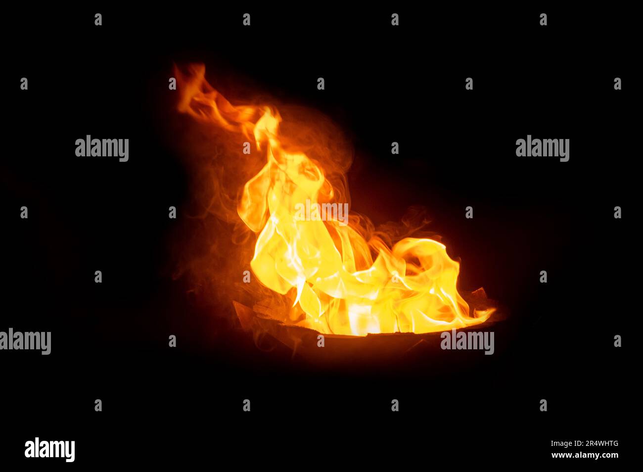 pila di fiamme su sfondo nero Foto Stock