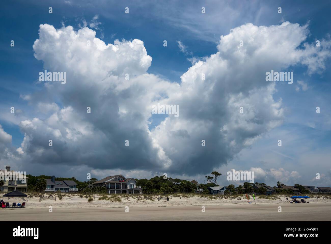 Nuvole drammatiche sopra la spiaggia di Hilton Head Island, South Carolina Foto Stock