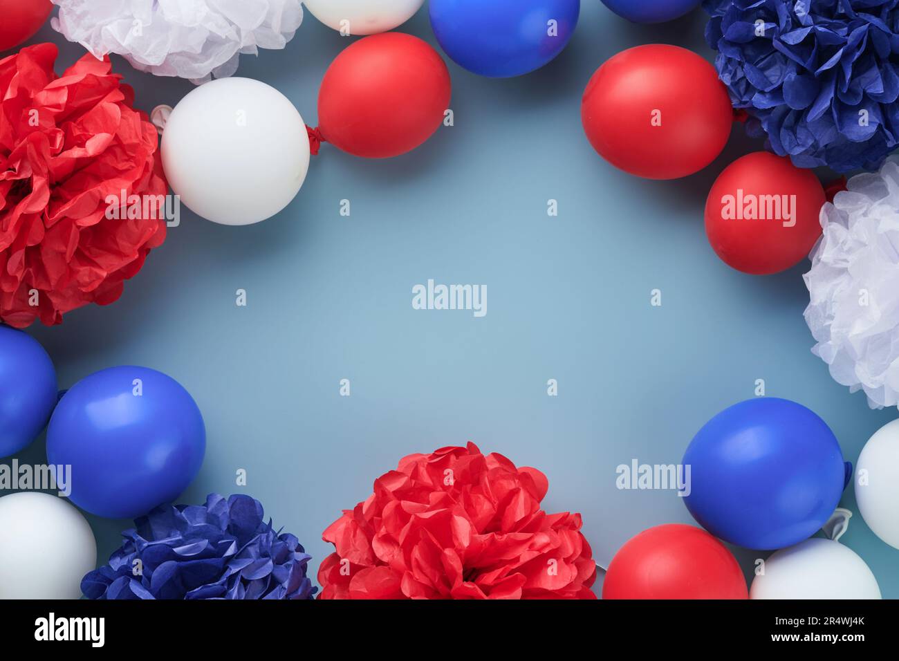 4th luglio sfondo. Fan della carta degli Stati Uniti, stelle rosse, blu, bianche, palloncini e coriandoli d'oro su sfondo blu. Happy Labor Day, Independence Day, Foto Stock