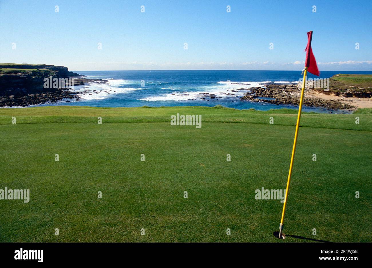 Australia. Sydney. Little Bay. Il Coast Golf Club. Mettere verde con la bandiera. Foto Stock
