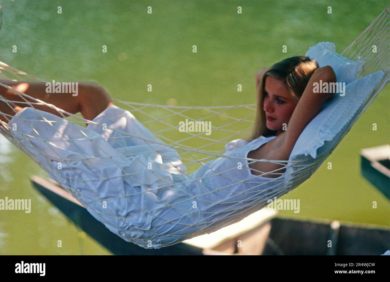 Francia. Dordogna. Giovane donna in amaca sul fiume. Foto Stock