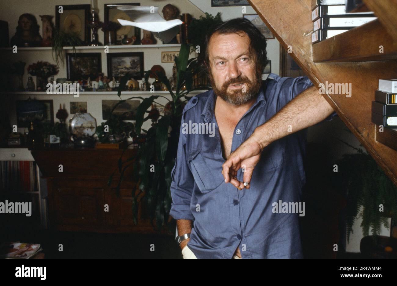 Il direttore francese Robert Enrico a casa a Parigi (13th° arrondissement). 1984 Foto Stock