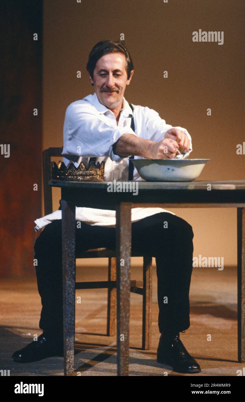 Jean Rochefort in scena al Théâtre des Mathurins di Parigi nella commedia 'une vie de Théâtre' diretta da Michel piccoli nel 1989. Foto Stock