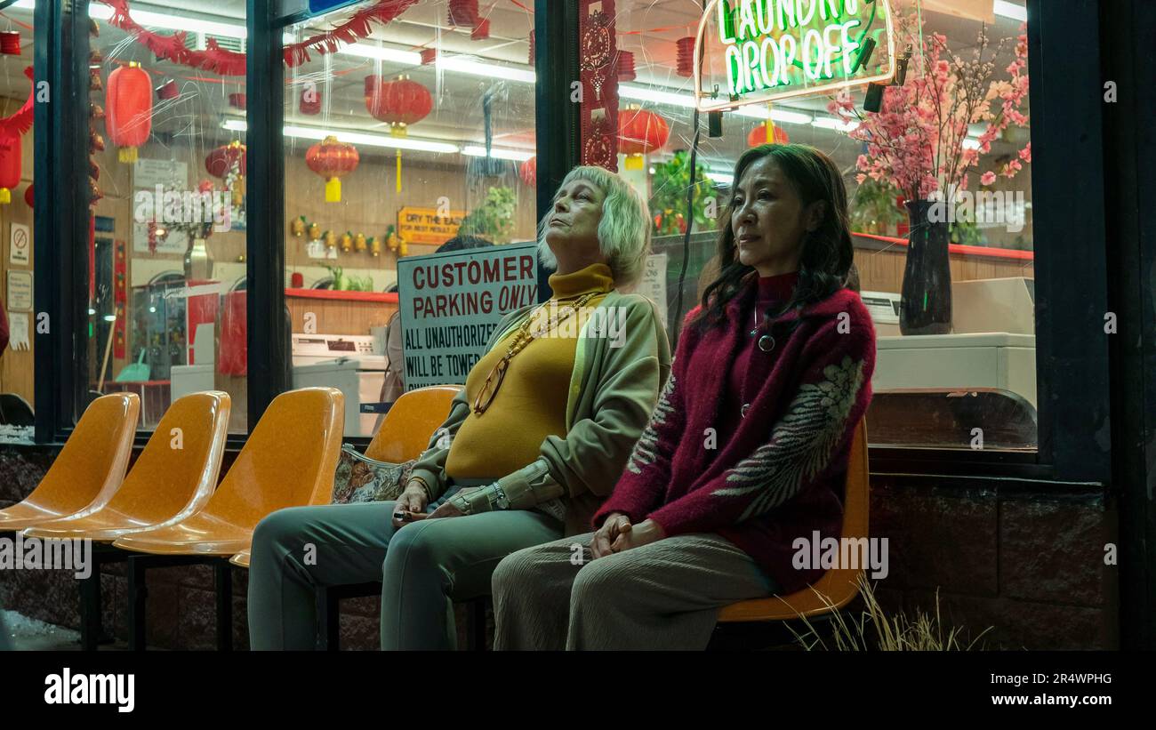 Everything Everywhere All At Once anno : 2022 USA regista : Dan Kwan, Daniel Scheinert Jamie Lee Curtis, Michelle Yeoh Oscar Best Motion picture 2023 Foto Stock