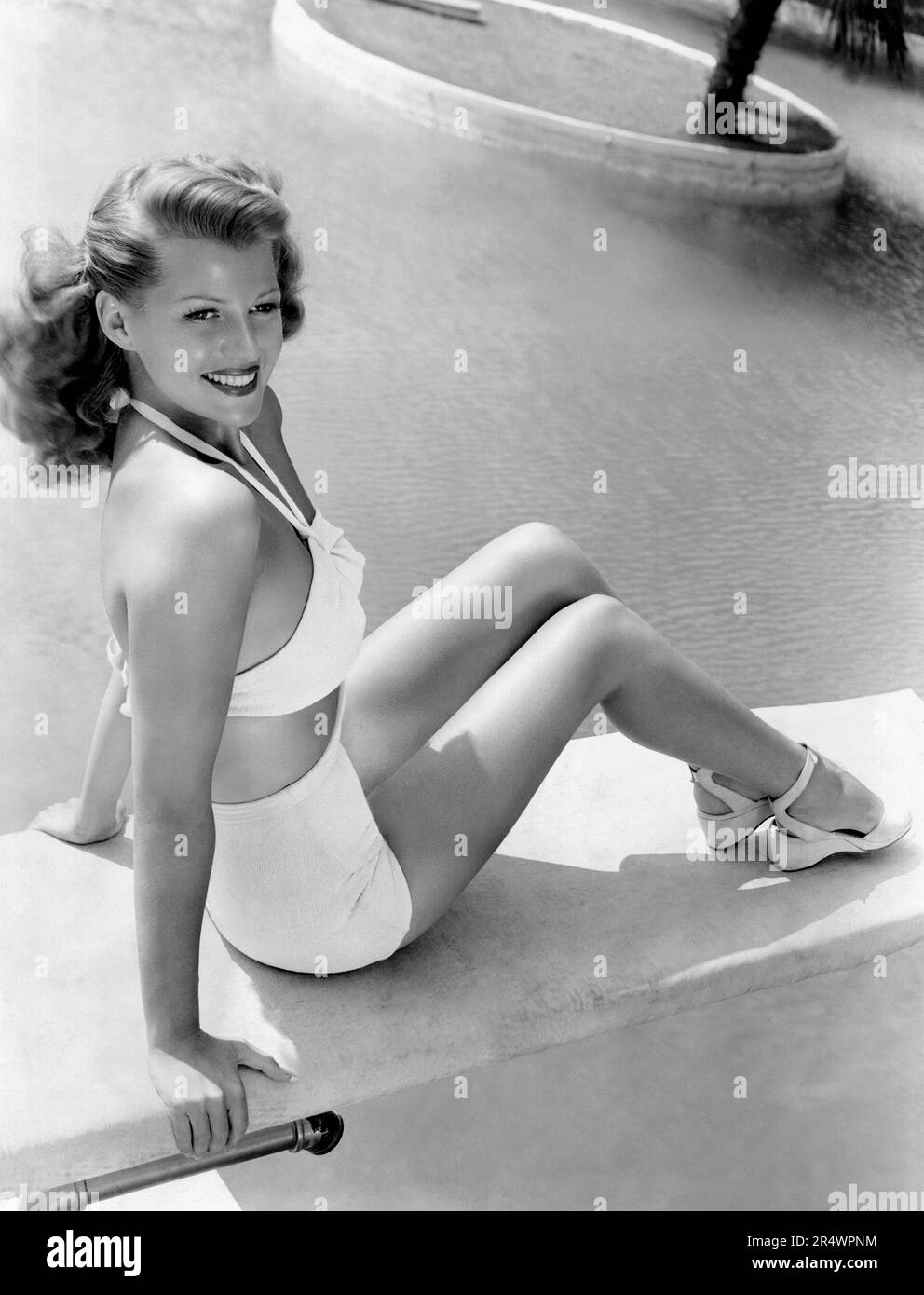 Rita Hayworth in un bikini in una piscina privata a Los Angeles Foto Stock