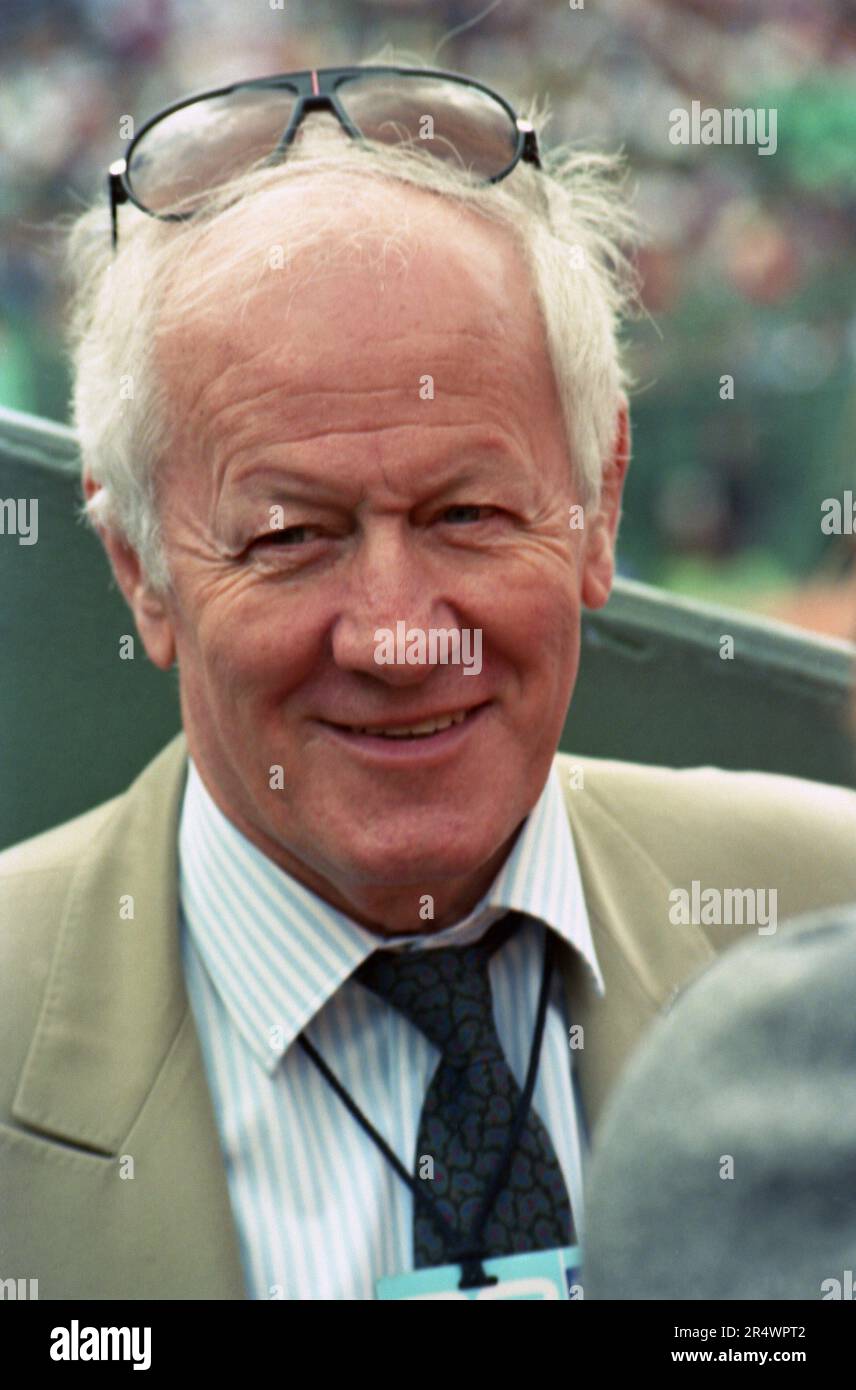 Ritratto del giornalista francese Jacques Chancel negli stand del French Open di Parigi nel 1990. Foto Stock