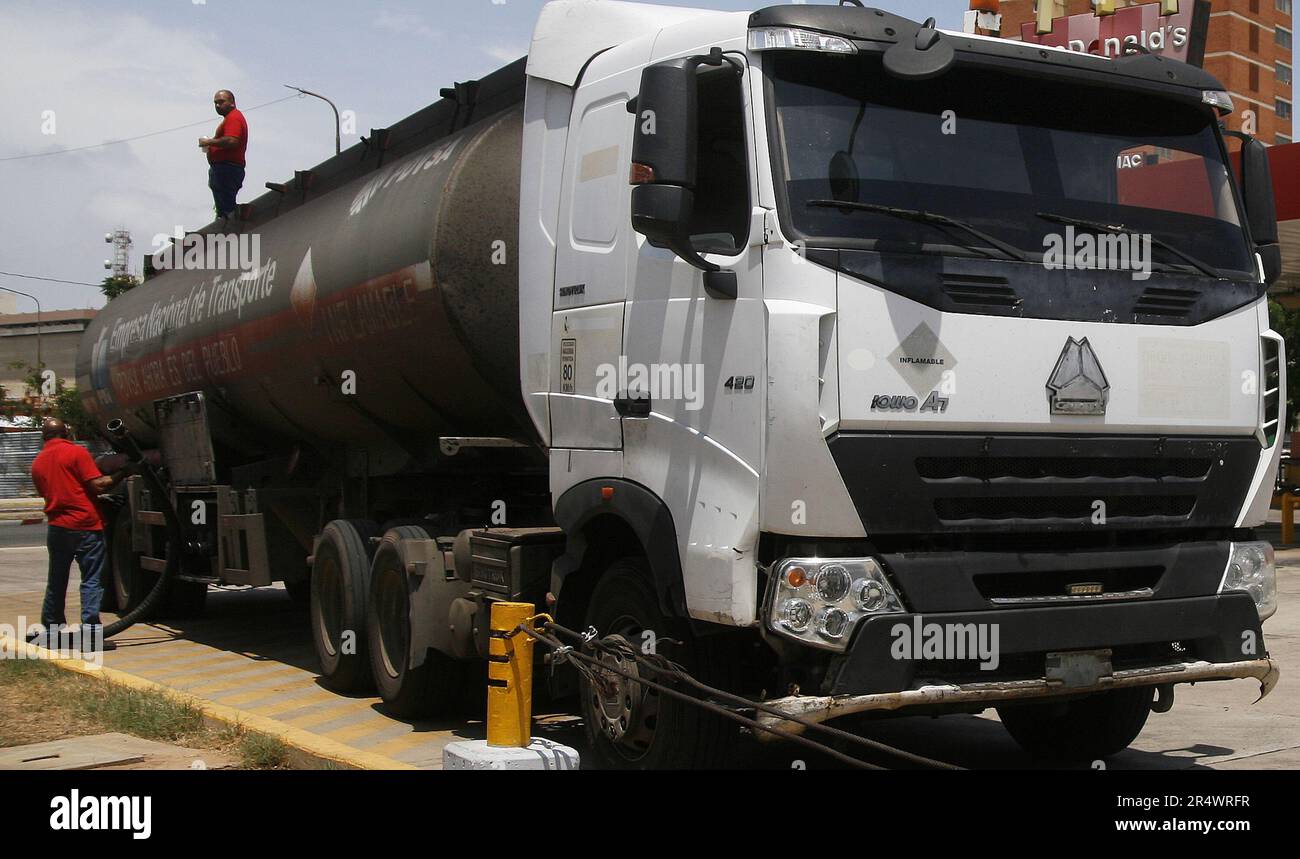 I venezuelani si alzano presto e si allineano in lunghe code, per otto e 12 ore questa domenica, 28 maggio, per poter riempire i loro veicoli con benzina, nella città di Maracaibo, Venezuela. Le code sono dovute alla carenza di carburante, generata da guasti nella distribuzione alle stazioni di servizio, e che superano i due chilometri di automobili. Fino all'attesa dell'arrivo delle autocisterne, dalla Petróleos de Venezuela (PDVSA) di proprietà statale con la spedizione. L'arrivo del carburante alle stazioni di servizio non ha un'ora o una data fissa, in quanto la distribuzione dipende dall'arrivo delle navi. Da a. Foto Stock