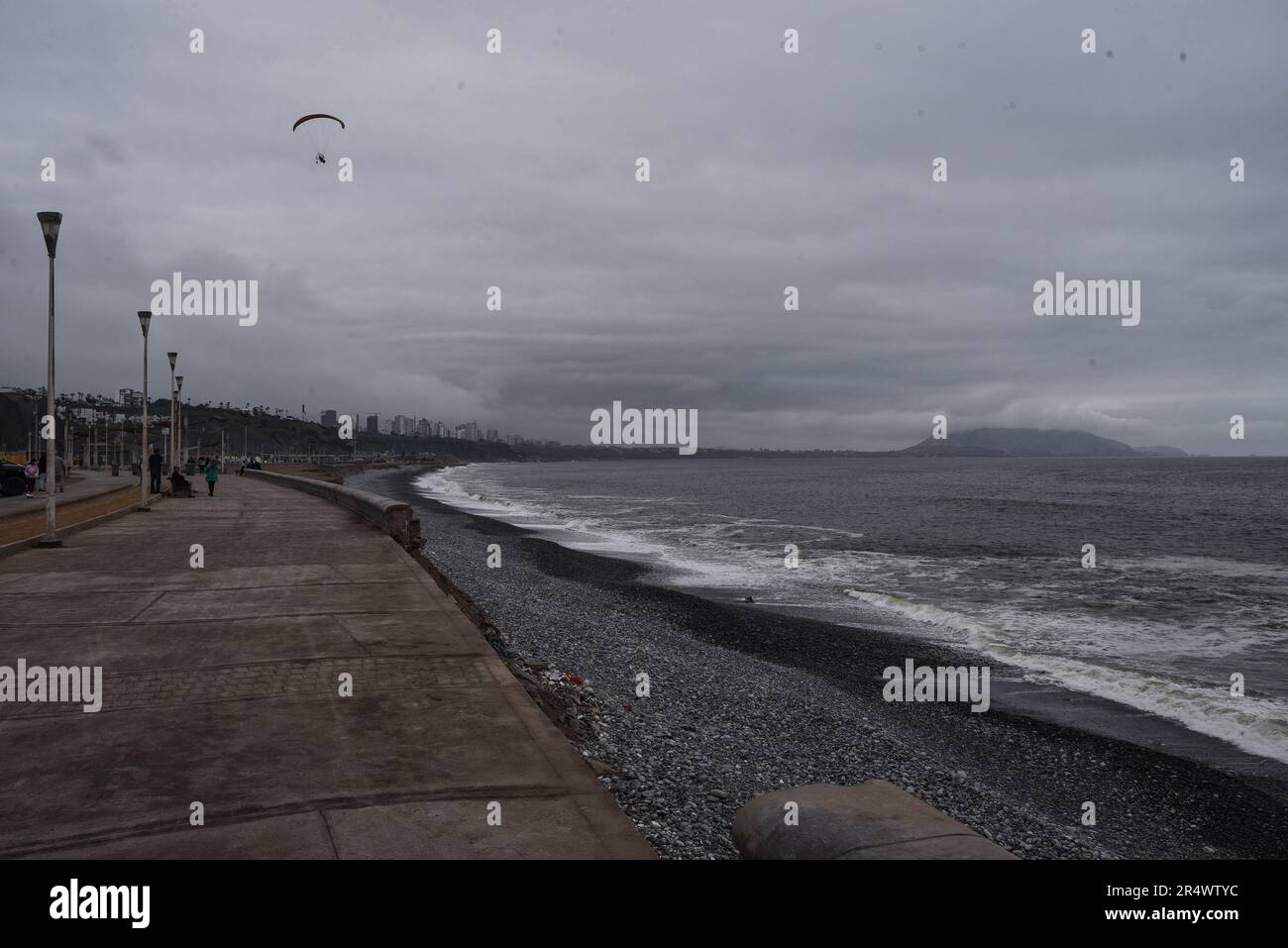 Nicolas Remene / le Pictorium - fenomeno El Nino sulla costa settentrionale del Perù - 7/10/2018 - Perù / Lima / Lima - Magdalena del Mar, una zona balneare nella provincia di Lima in Perù, il 7 ottobre 2018. Il lavoro di sviluppo urbano sta cercando di guadagnare un po' sulla costa della capitale peruviana. Lima, come molte città costiere e villaggi del nord deve affrontare regolarmente i rischi climatici causati dalla periodica alternanza dei fenomeni di El Nino e la Nina. ------------------------------------------ Il fenomeno El Nino sulla costa settentrionale del Perù a nord di Foto Stock